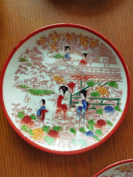 6 чинийки с гейши - забележки по декора, едната чукната на долния ръб