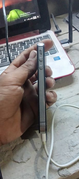 Am un iPhone 4S negru