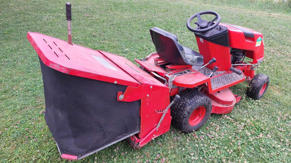 Vând tractoras de gazon