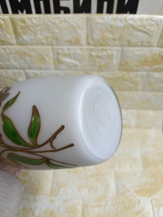 Вазата е Norleans Satin Tutin италианско производство