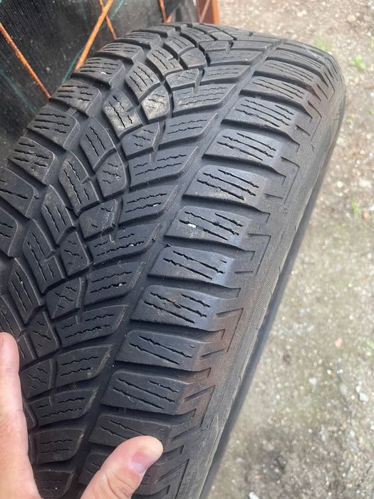 Vând jante de tablă cu cauciucuri de iarnă 215 65R16 cu profil foarte bun ! Preț 600 Ron fix ( 0766856082)