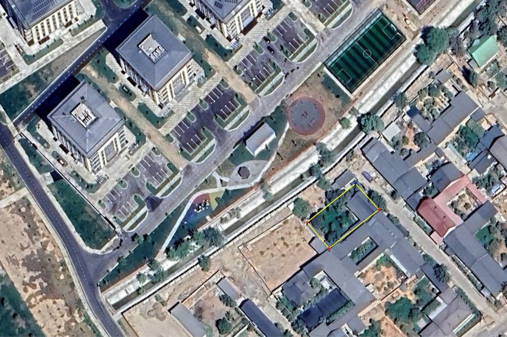 Uchastka sotiladi 6 sotix. O'zbekiston bog'i orqa tarafida