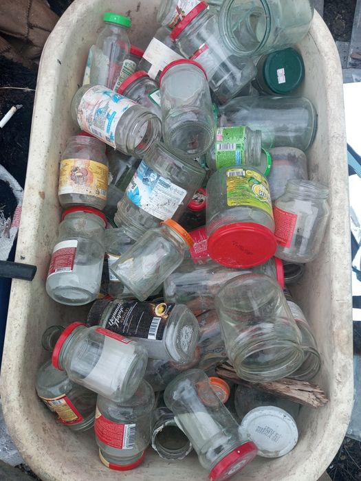 Банки маленькие резьбавой и бутылку примерно 20-25 штук