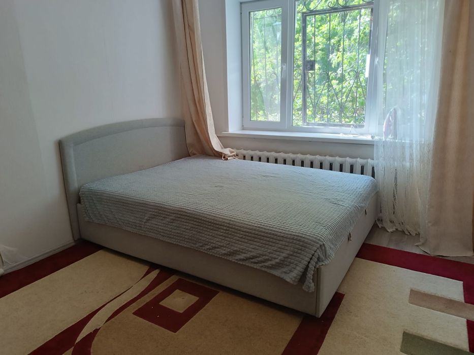 кровать в хорошом состояние