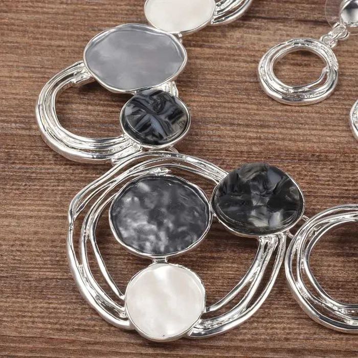 Стилно дамско колие с обеци