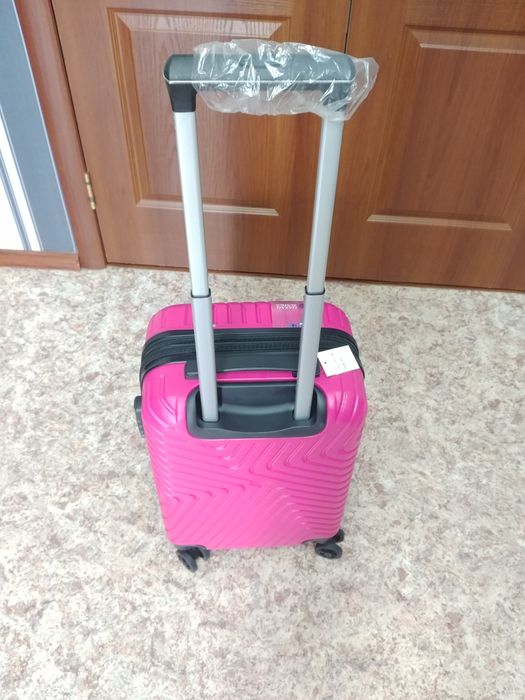 Продаю новый малиновый чемодан