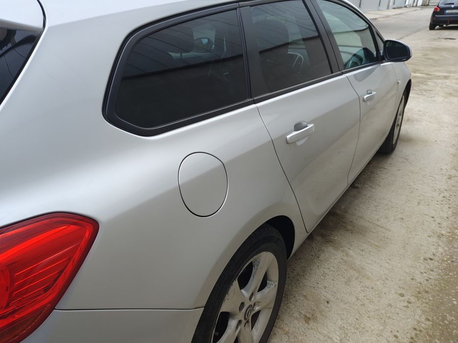 Продавам OPEL Astra спортс таурер