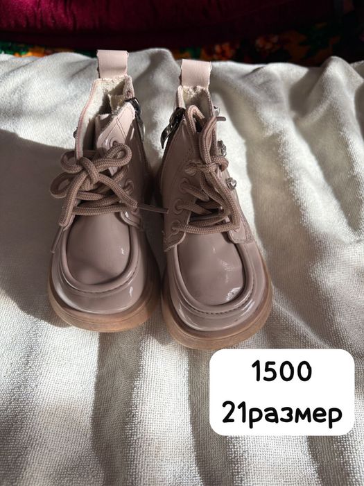 продается обувь и шапочка для девочки