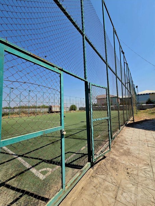 Futbol maydonchasi uchun sun’iy chim va tosiq devor