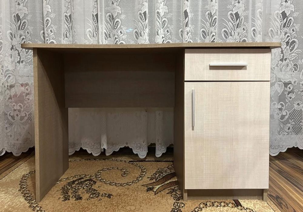Продавам ученическо бюро много запазено
