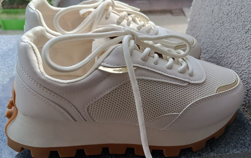 Дамски бежови обувки Sinsay