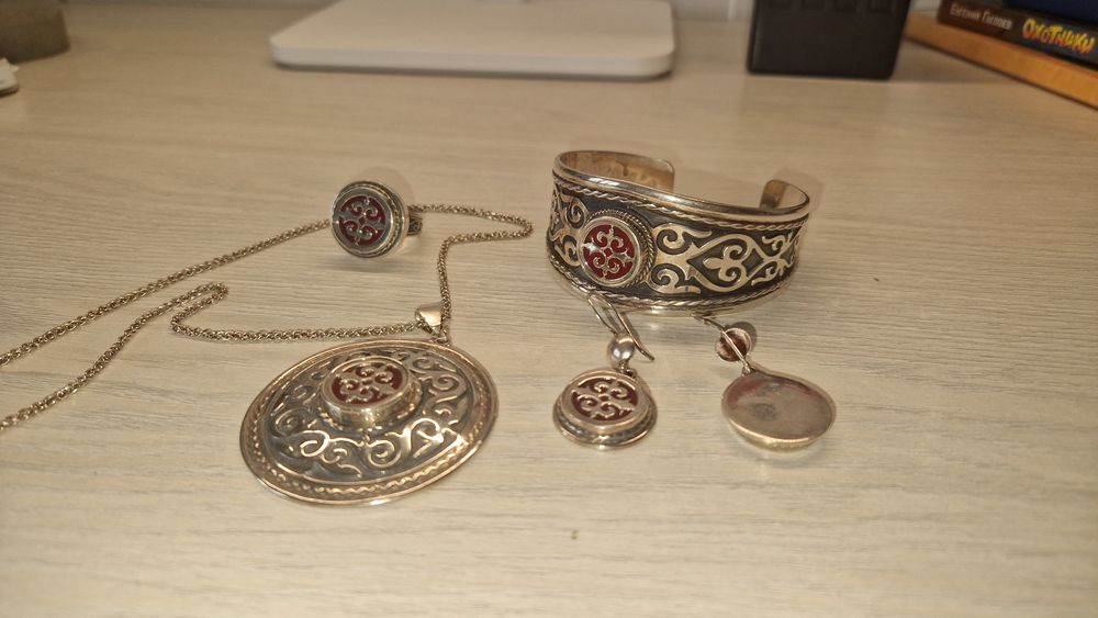 Продам серебряный набор