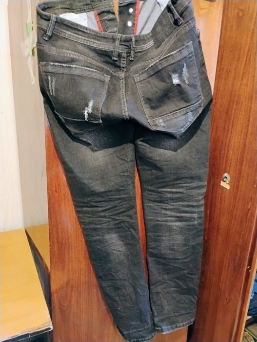 Дънково яке с дънкови гащи.