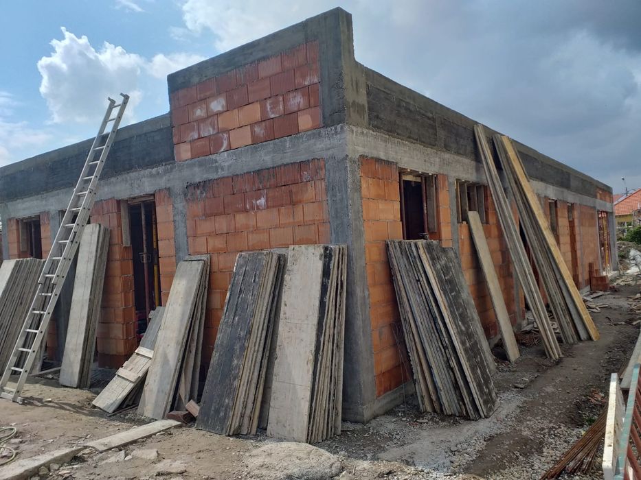 Constructii case in rosu , acoperisuri