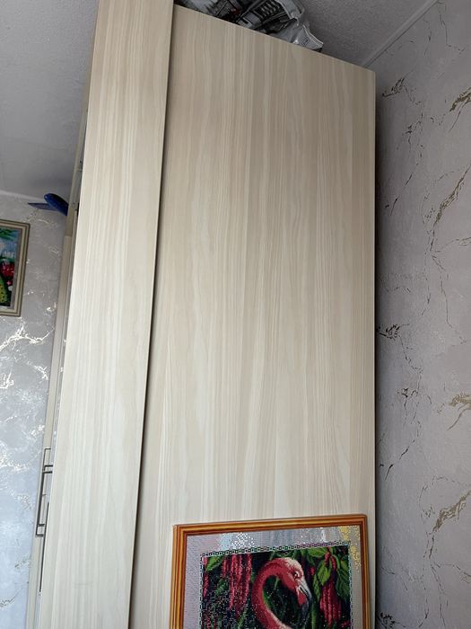 Шкаф с подсветкой вместительный