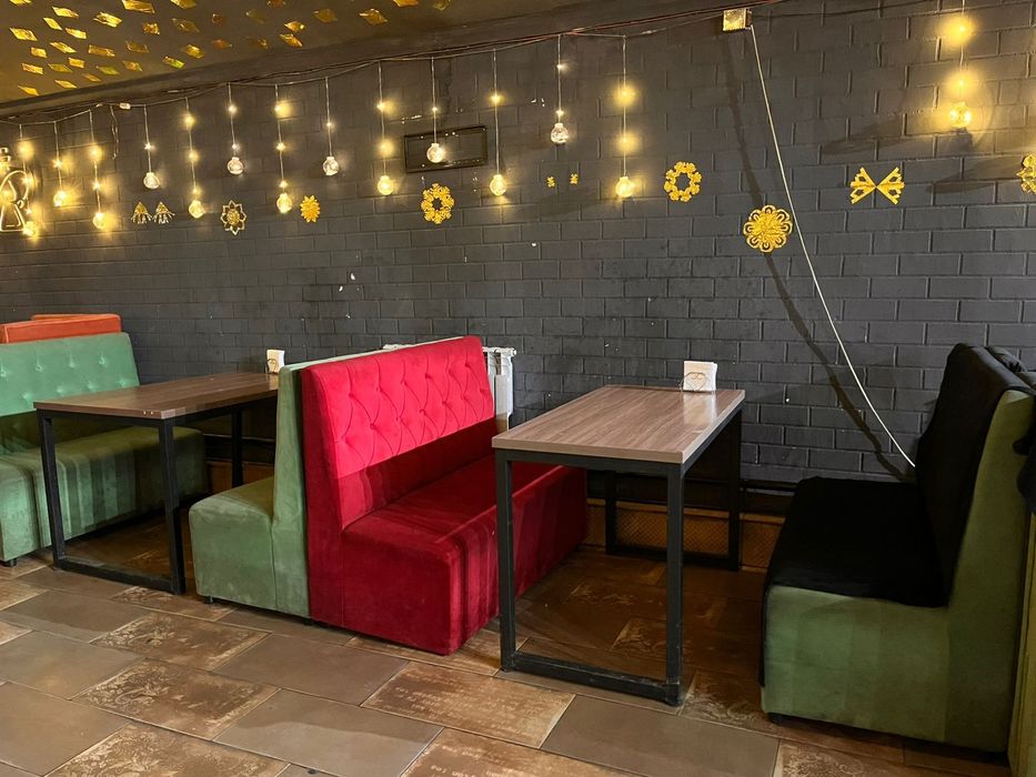 Срочно продам комплект стол и диваны