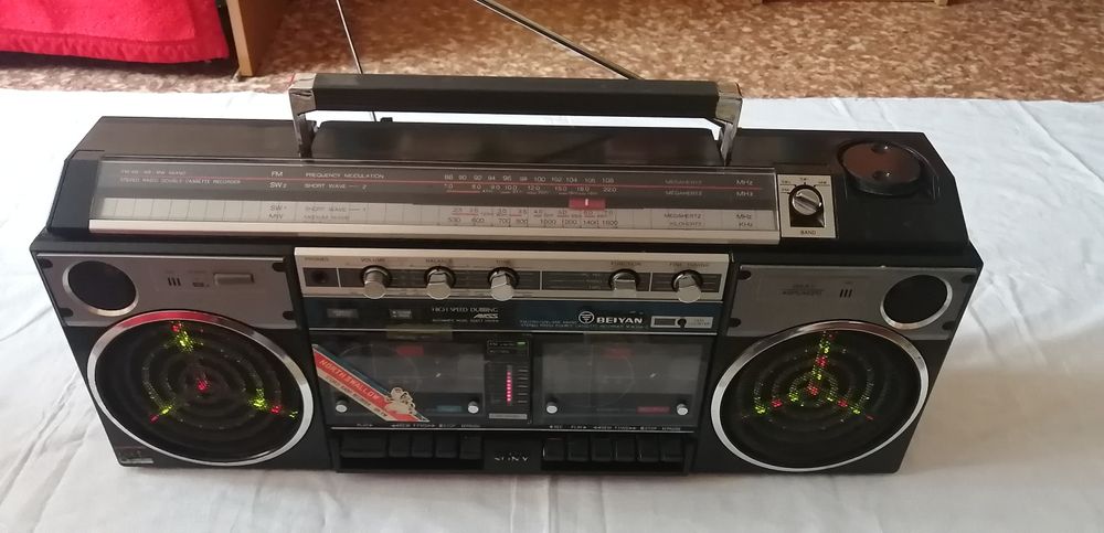 Продам двухкассетный магнитофон