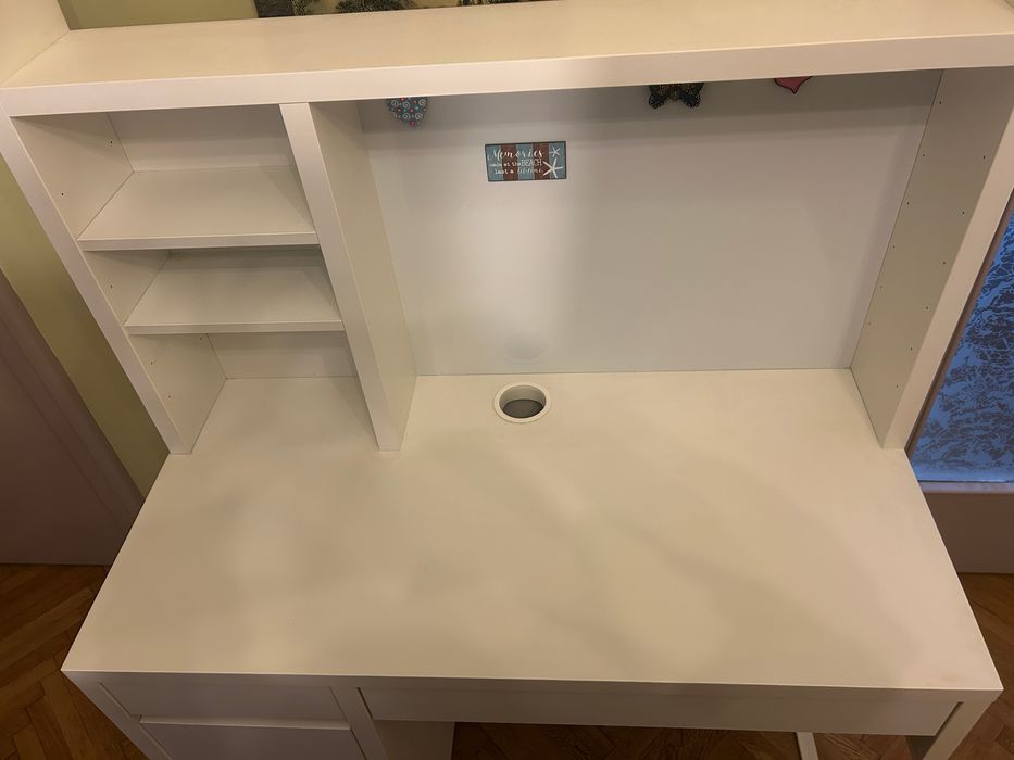 Birou modern alb cu panou magnetic și spații de depozitare, stare Impecabilă!