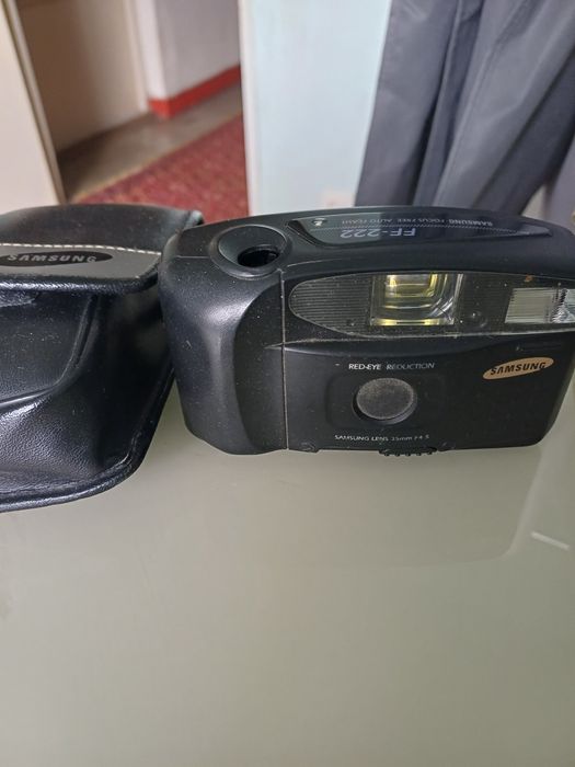 Vand 2 aparate  foto rusesc si corean cu husa piele Vilia si Samsung