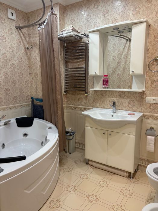 3х комнатная возле метро Космонавты