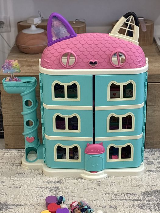 Casuta de papusi Gabby Dollhouse cu 23 figurine extra