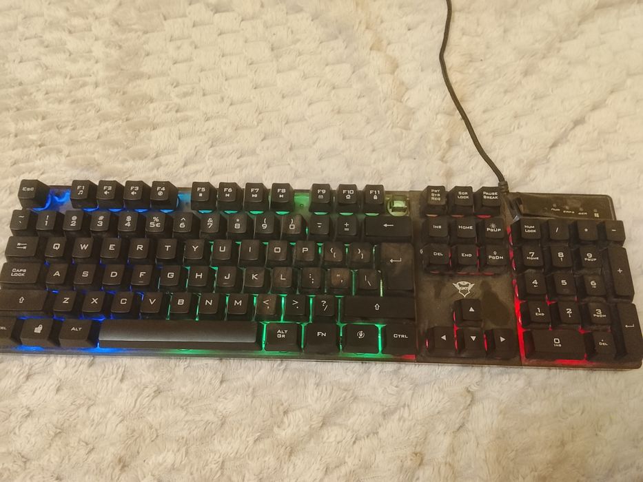 Продавам геимърска клаветура