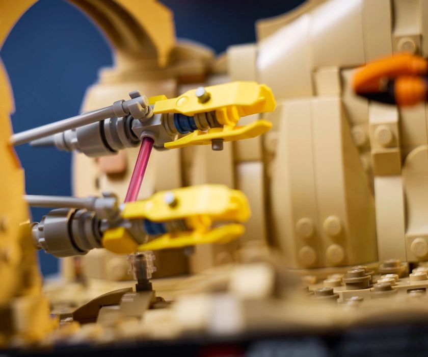 LEGO® Star Wars™ 75380 - детски Диорама от състезанието в Мос Еспа