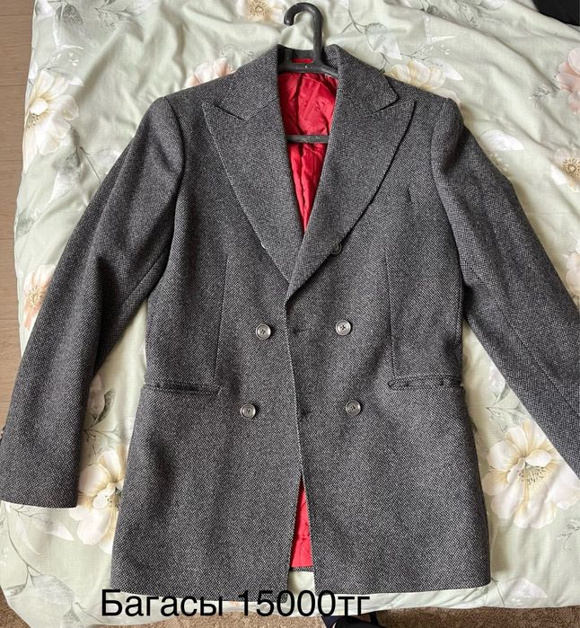 Жаксы жагдайдагы пальто,костюмдер сатылады.