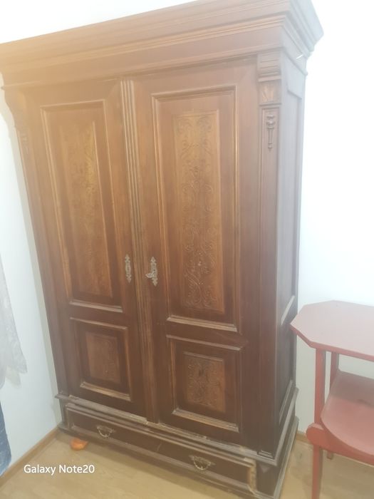 Vând mobila veche sculptata