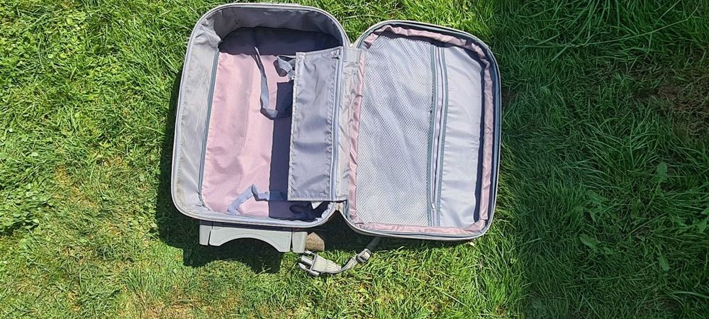 Valiză roșie – ușoară, rezistentă, cu roți