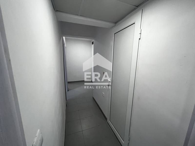 Завършен до ключ офис под наем, с три отделни стаи, кухненски бокс и т