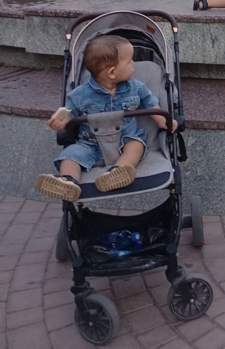 Arzon kolyaska sotiladi