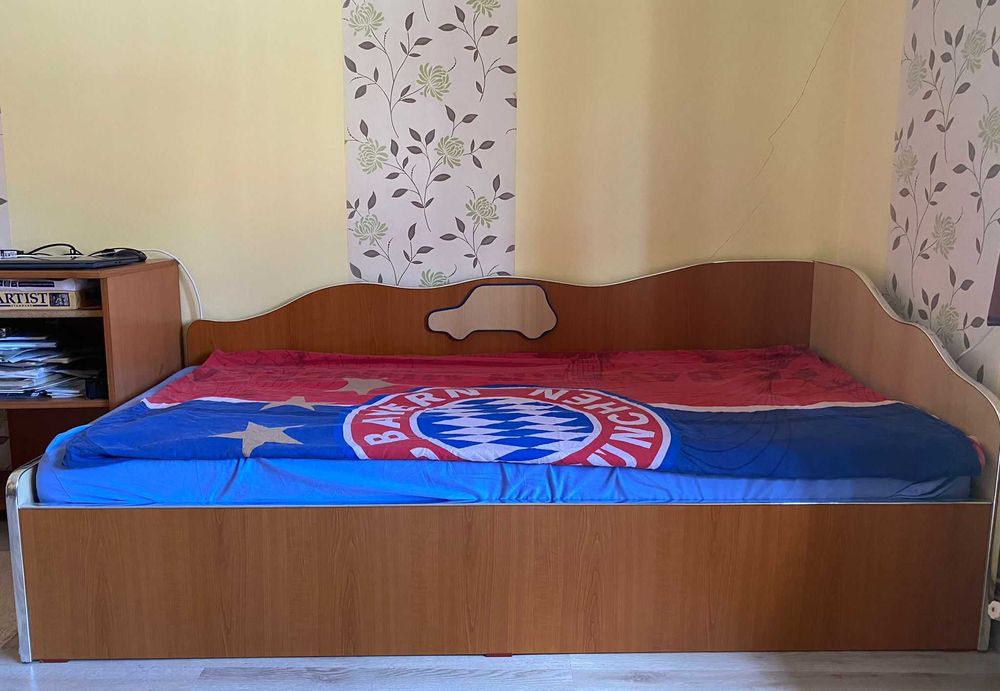 Pat single pentru copii, în stare foarte bună, cu saltea de buna calitate.