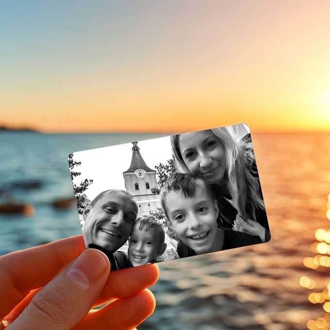 Гравирана снимка на метална визитка