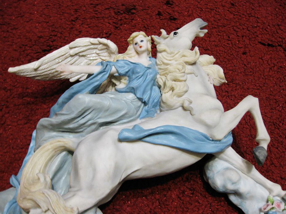 Статуэтка Крылатая всадница.