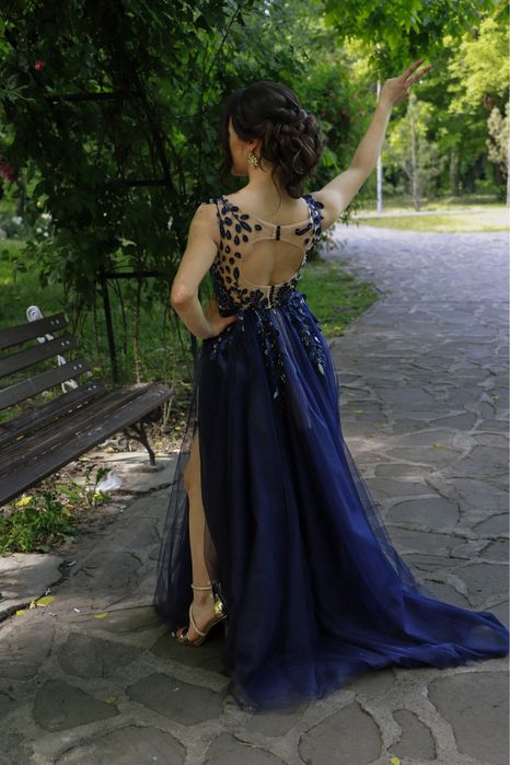 Елегантна бална/официална рокля в тъмносиньо с пайети и тюл