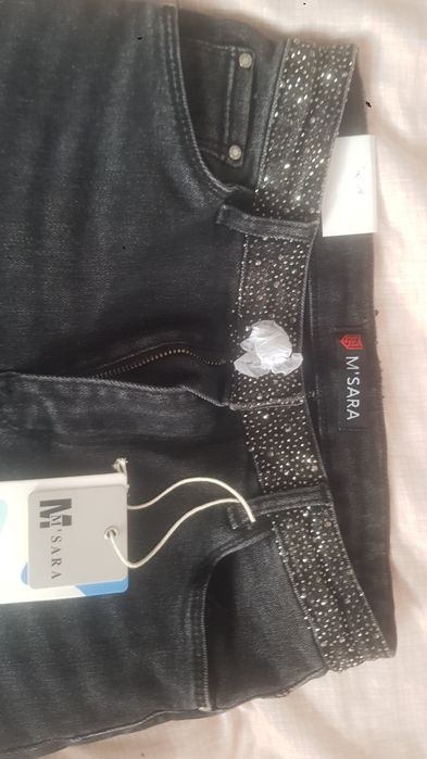 Blugi negri-gri, noi-nouti, cu eticheta