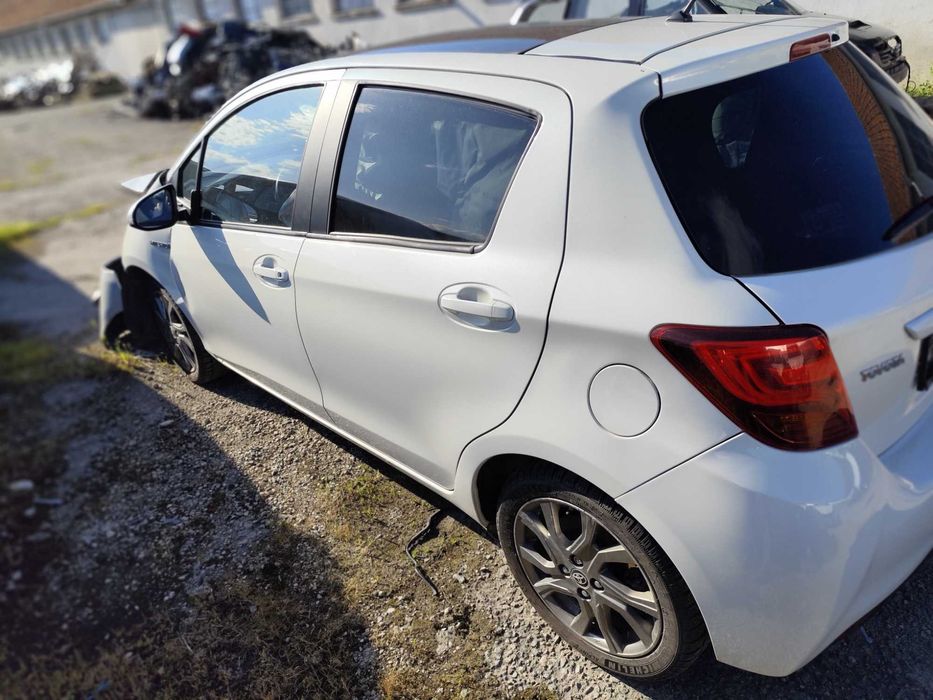 Toyota Yaris hybrid на части 2 броя