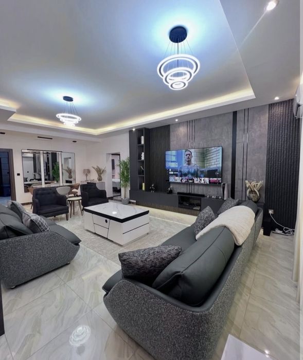 Сдаётся срочно шикарная 2 комнатная квартира на  метро Максима Горкого