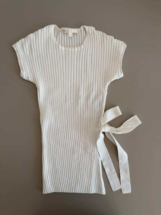 Top alb cu nervuri, Maje