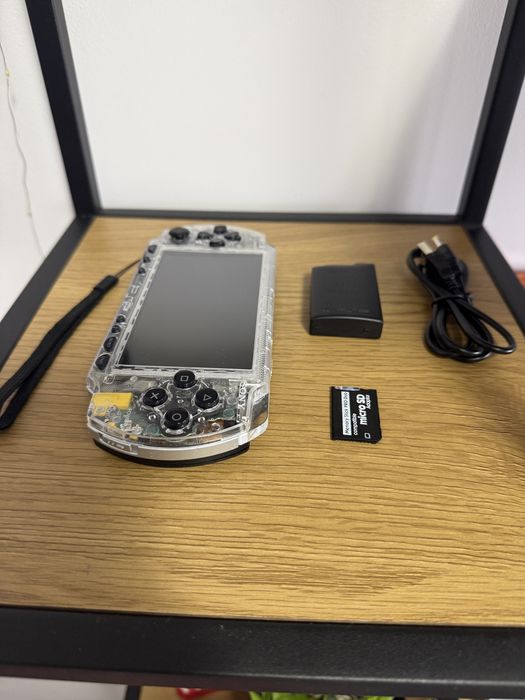 PSP 1000 modat ARK-4 display IPS– peste 200 de jocuri incluse