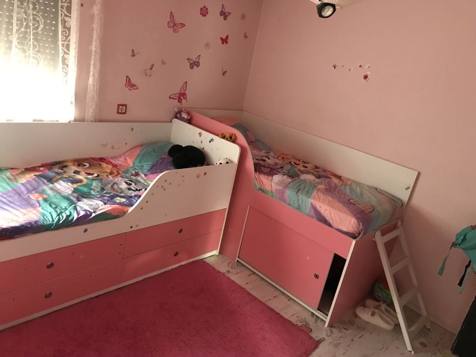 Мебели за детска стая;две креватчета с матрак,Гардероб,може и ламината