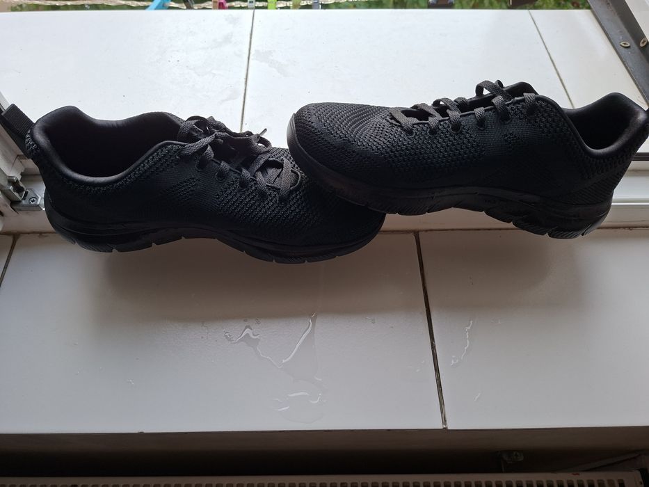 Vand adidasi Skechers