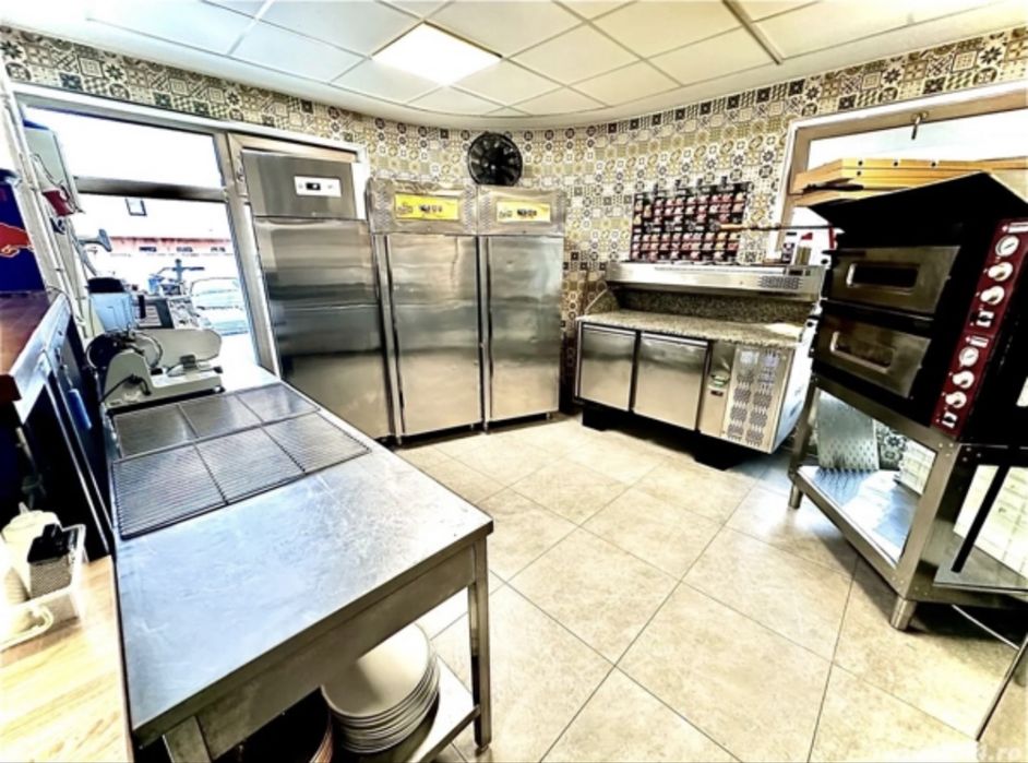 Spațiu comercial de închiriat complet utilat (bucătărie + pizzerie)