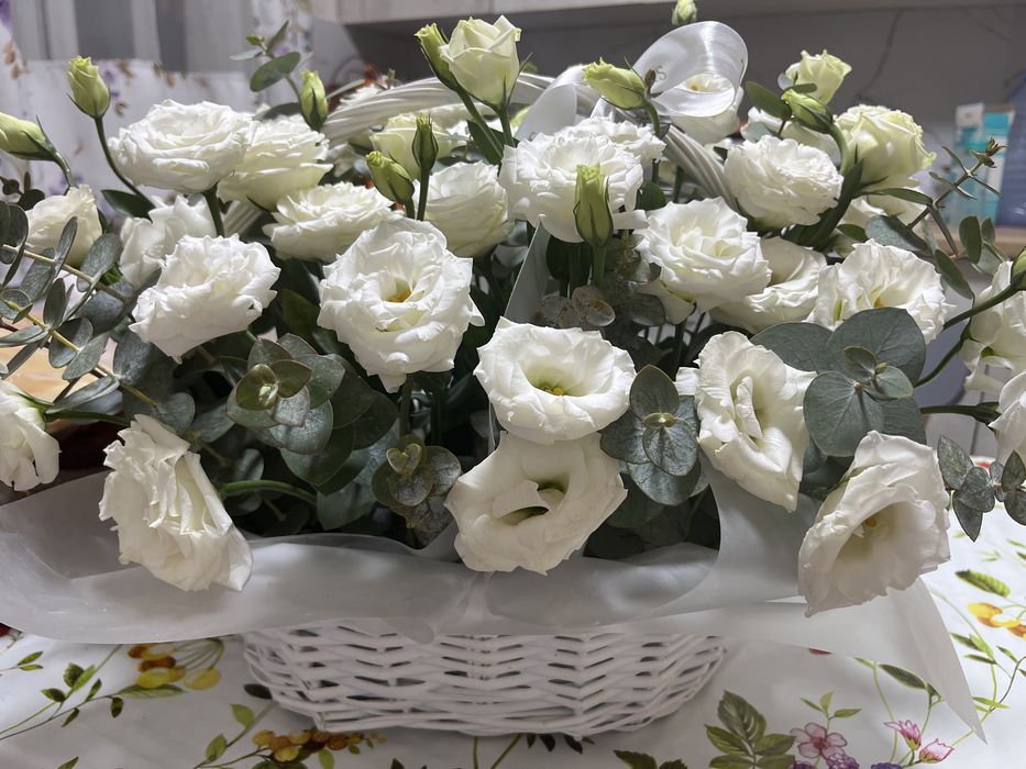 В корзине цветы , огромный