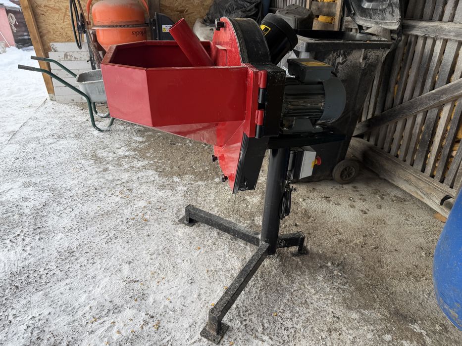 Se vinde moara si un tocator de furaje