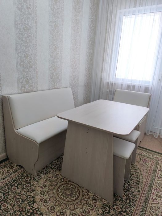 Кухонный столик с табуретками с диваном