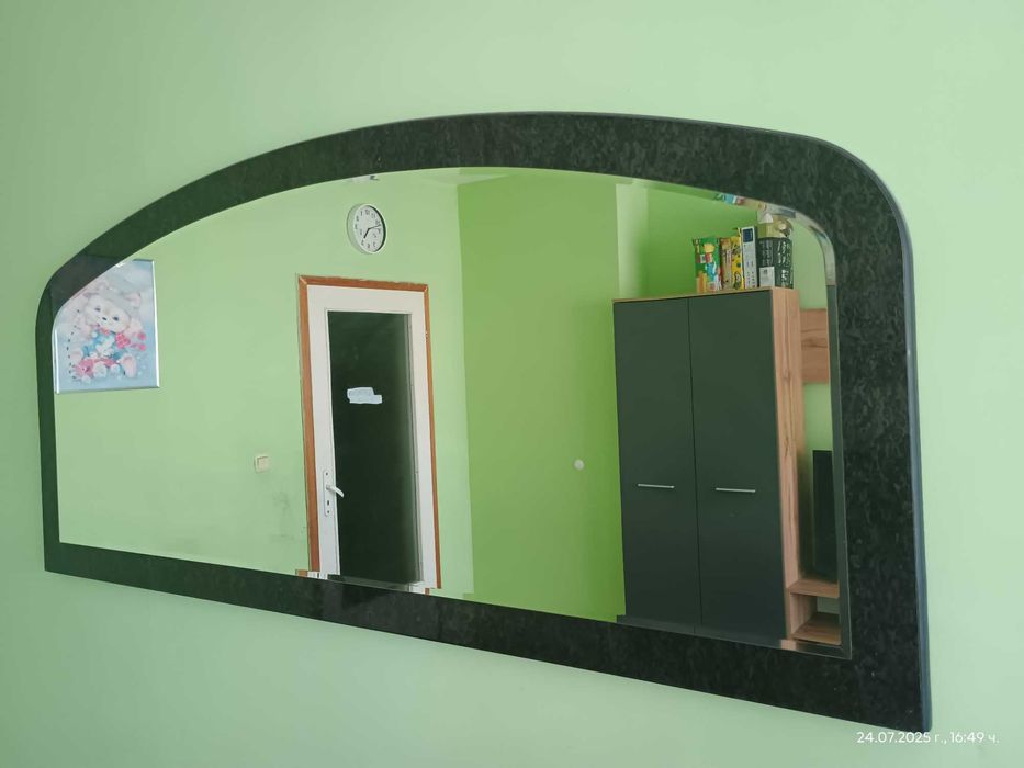 Огледало с дървена рамка
