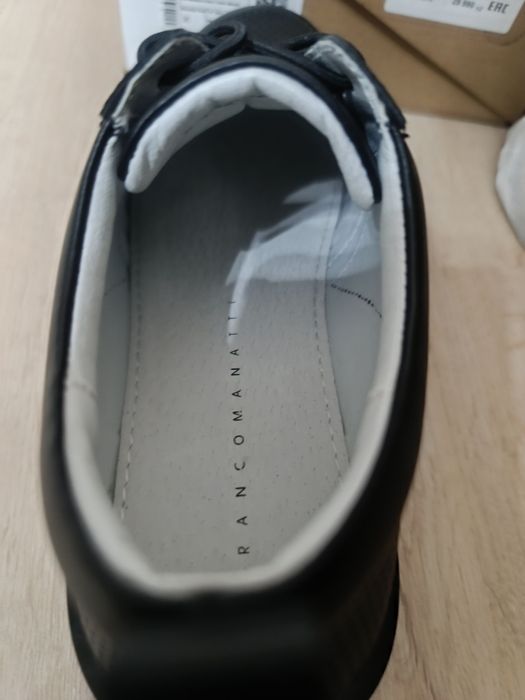 Новые кожаные кроссовки р36