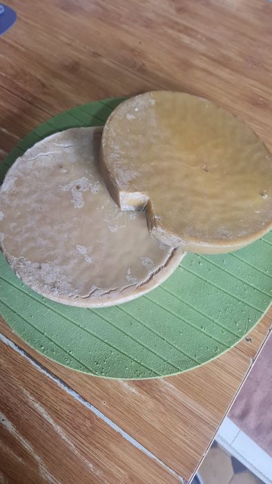 Ceara de albine 98% puritate ,sapun lichid si solid. Pret 38 lei /